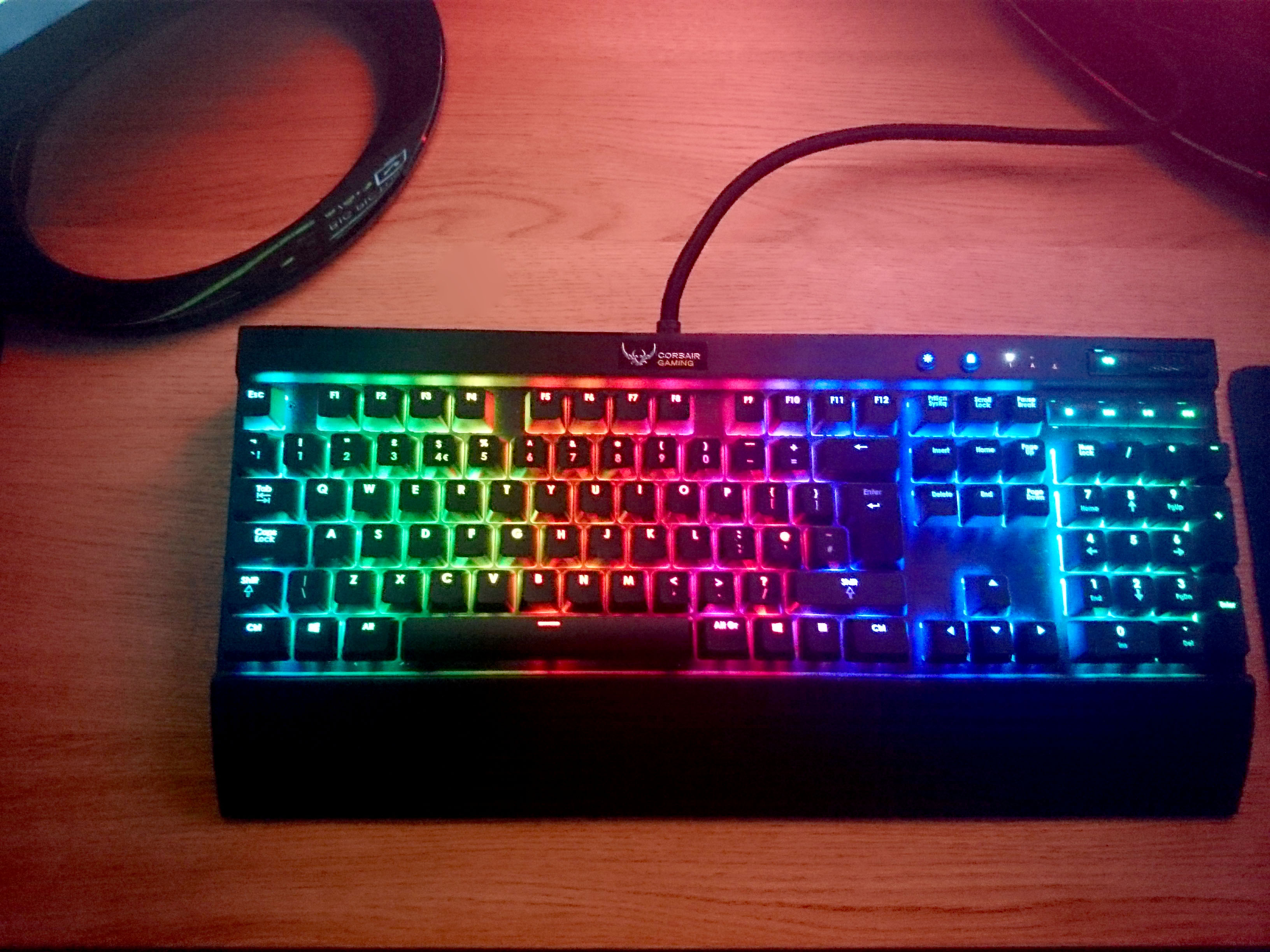 Механическая клавиатура MSI GK-701 наделена RGB-подсветкой