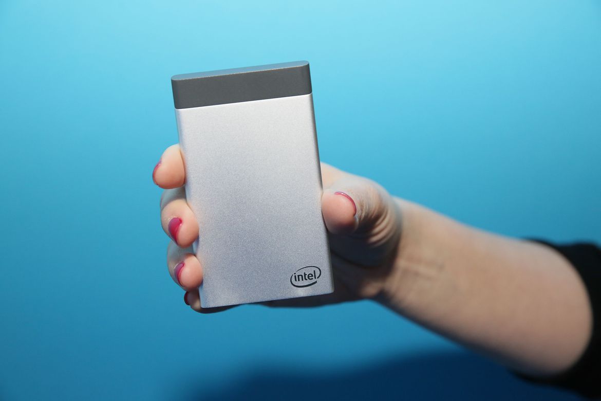 Computex 2017: Intel показала док-станцию для мини-компьютеров Compute Card
